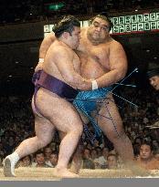 Tochiazuma forces out Musashimaru in autumn sumo